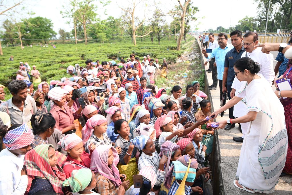 CM MAMATA WITH TEA LABOUR’S: চা’শ্রমিকদের সঙ্গে মিশে গেলেন মমতা বন্দ্যোপাধ্যায়