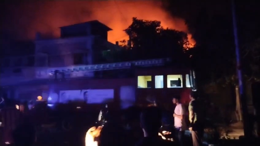 KALIYAGANJ FIRE: কালিয়াগঞ্জে ভয়াবহ অগ্নিকান্ড, পর পর ফাটছে গ্যাস সিলিন্ডার, আতঙ্ক এলাকায়
